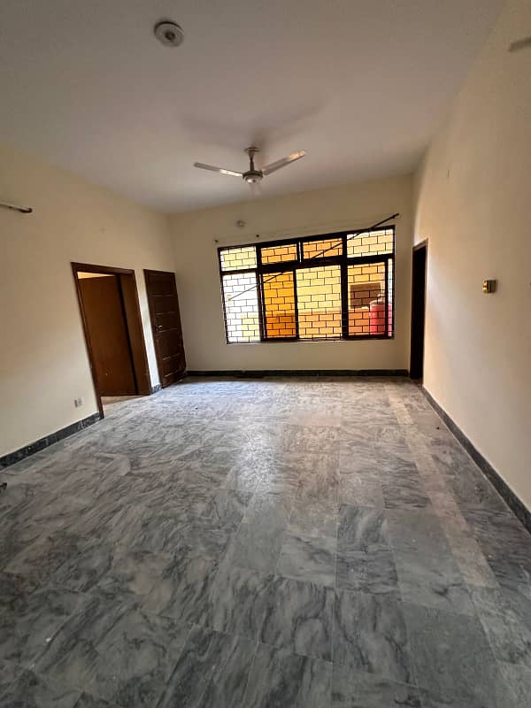 Portion for rent 3bed 3bath kichan TV loung drawing room daying room surwankuter pani bijli Gass sab available location extention 3