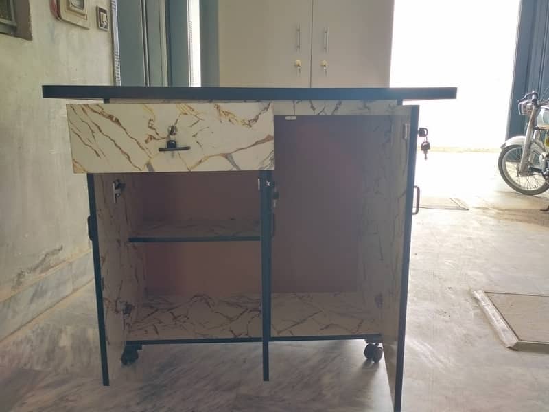 A table with a wide surface, 3 drawers with locks. 2