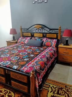 Queen size bed with mattress and side tablei