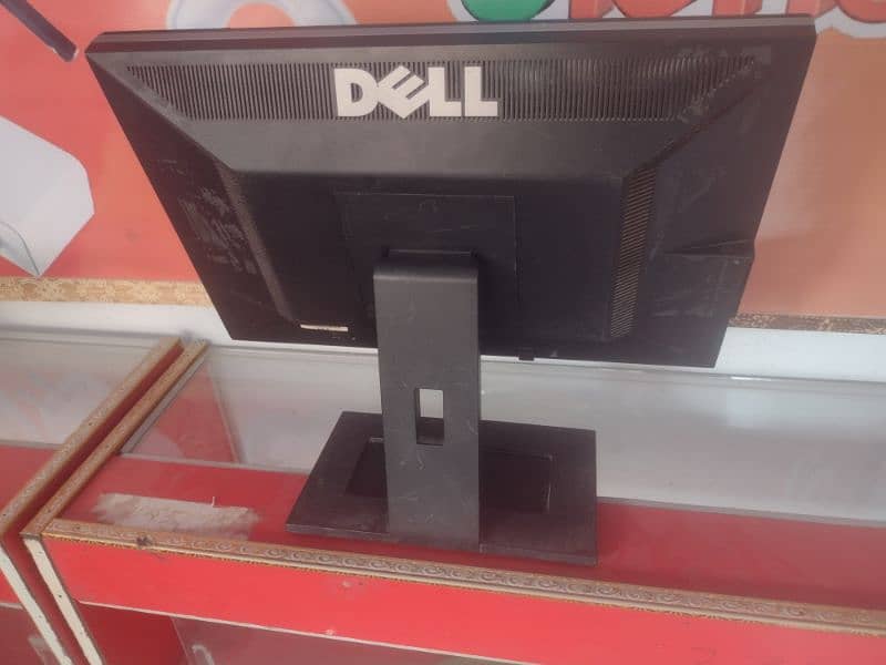 only this LCD 19 inch 3 lines Dell company 4