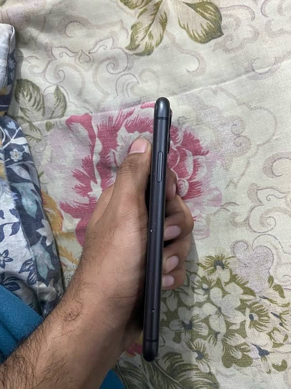 Iphone 11 for sale 128Gb water pack 4