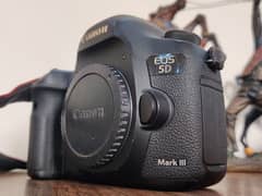 Canon 5D Mark 3 with Original Battery and Charger 0