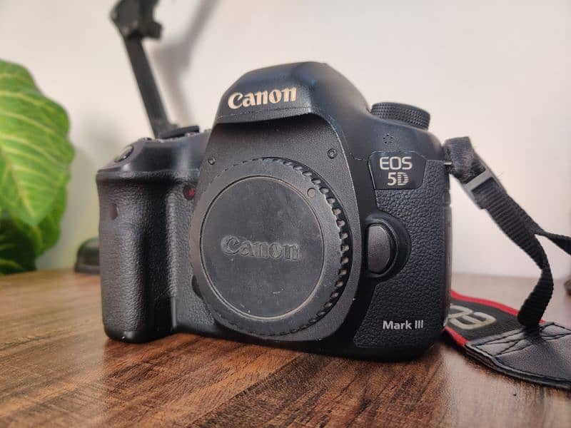 Canon 5D Mark 3 with Original Battery and Charger 1