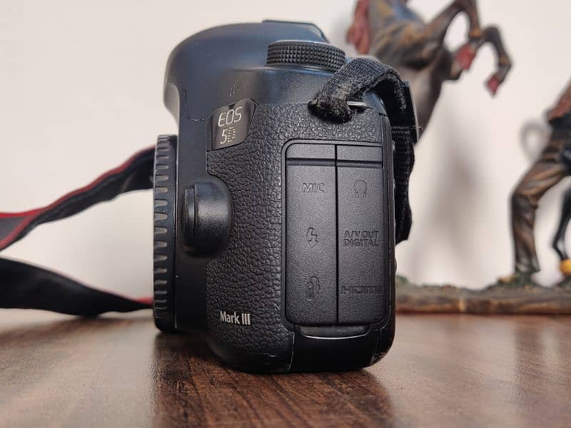 Canon 5D Mark 3 with Original Battery and Charger 4