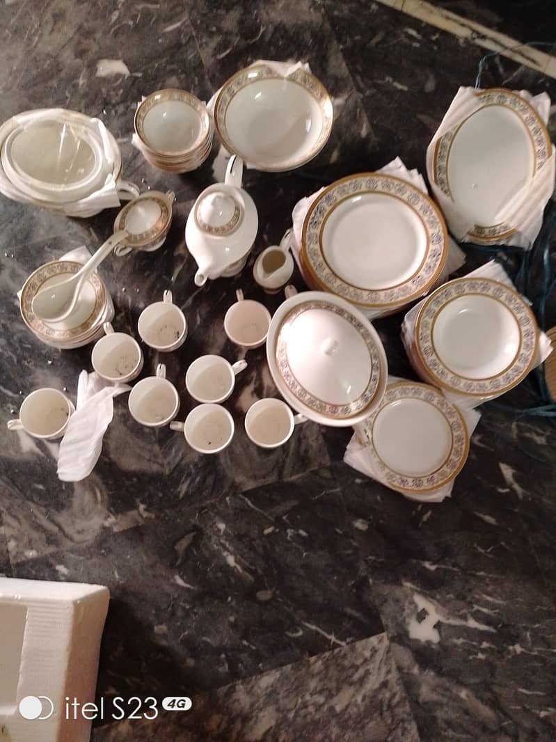 Dinner set cheeni  61 PCs untouched 0