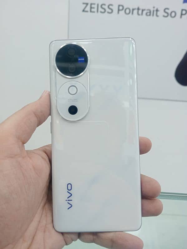 VIVO V40 1