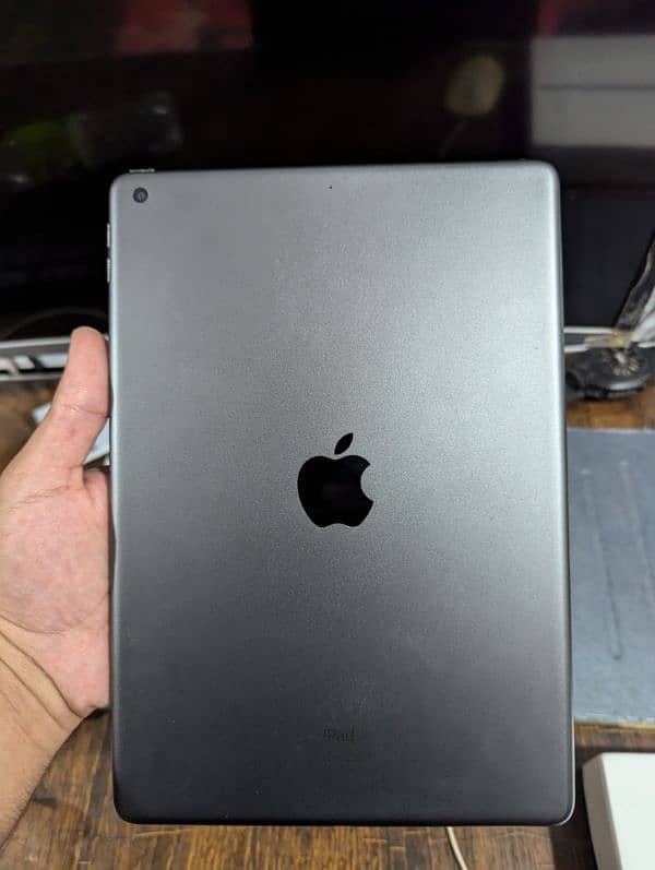 iPad 9th Gen 64 GB with Cooling fan 5