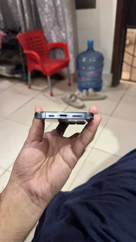 Iphone 13 Pro (back glass broken) 2