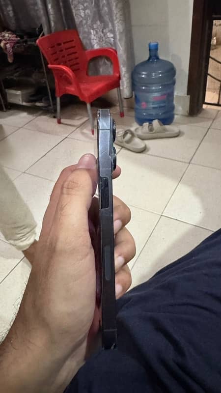 Iphone 13 Pro (back glass broken) 4