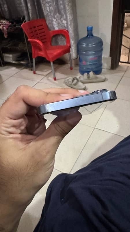 Iphone 13 Pro (back glass broken) 5