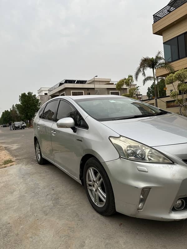 Toyota Prius Alpha 2011 8