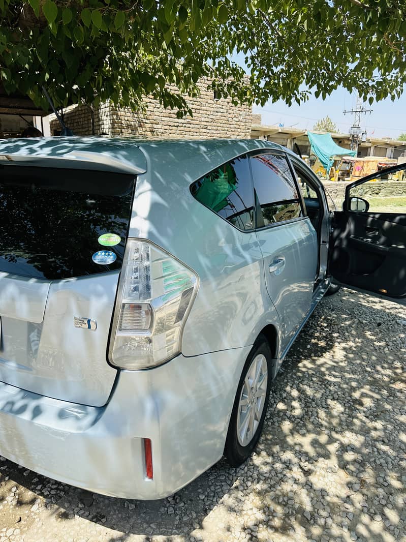 Toyota Prius Alpha 2014 G 17