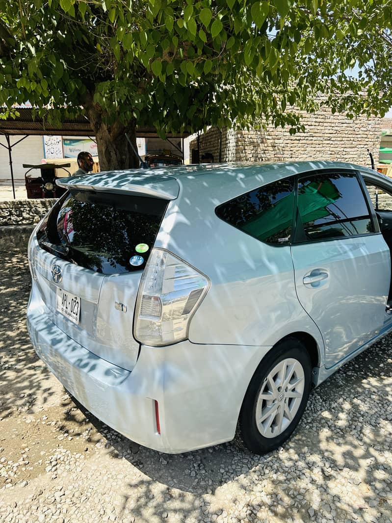 Toyota Prius Alpha 2014 G 18