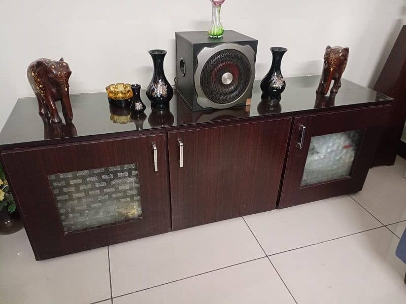 3 door glass storage console/devider on urgent sale condition 9/10 0