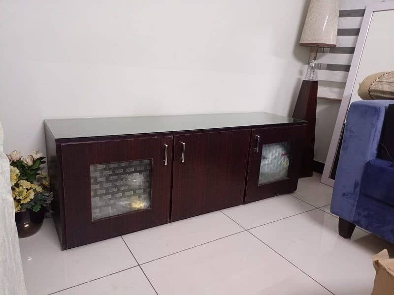 3 door glass storage console/devider on urgent sale condition 9/10 1