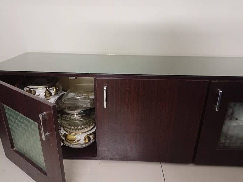 3 door glass storage console/devider on urgent sale condition 9/10 2