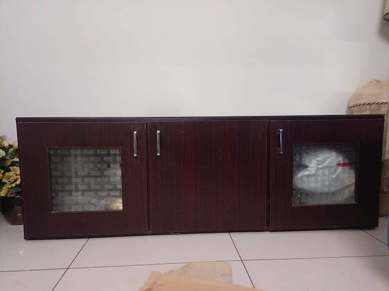 3 door glass storage console/devider on urgent sale condition 9/10 3