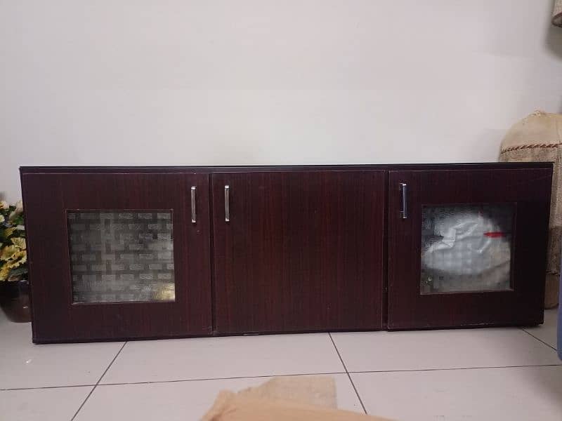 3 door glass storage console/divider on urgent sale condition 9/10 3