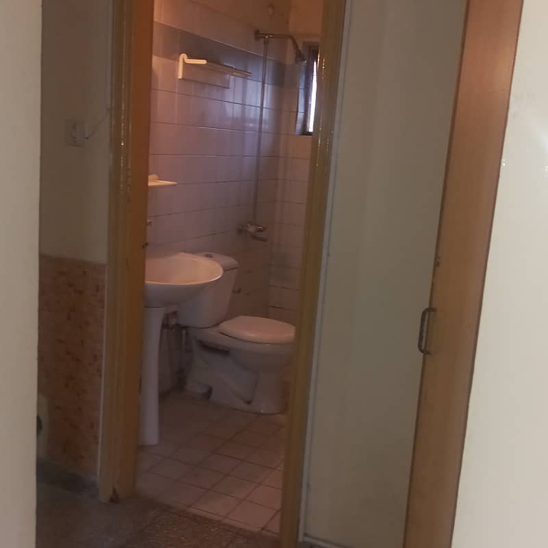 G11/4 FLAT FOR RENT IST FLOOR PRIME LOCTION 6