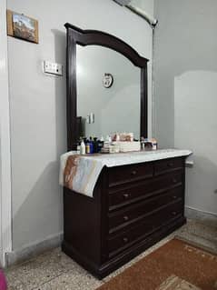 SELLING DRESSING TABLE