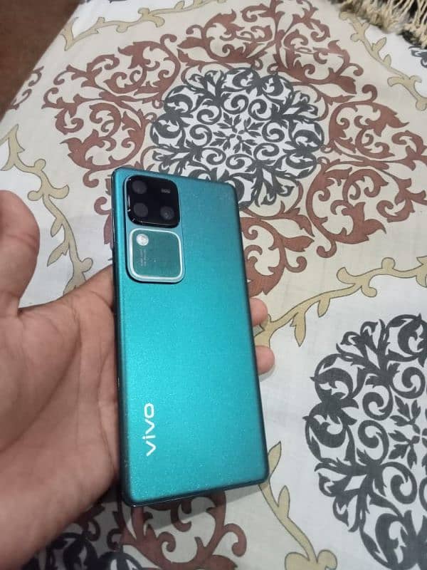 Vivo v30 in lush condition 1