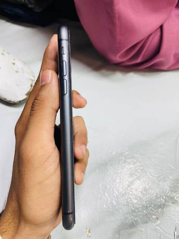 iphone 11 64 gb official PTA approved 4