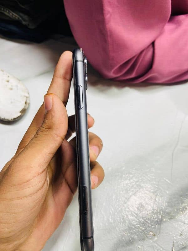 iphone 11 64 gb official PTA approved 5