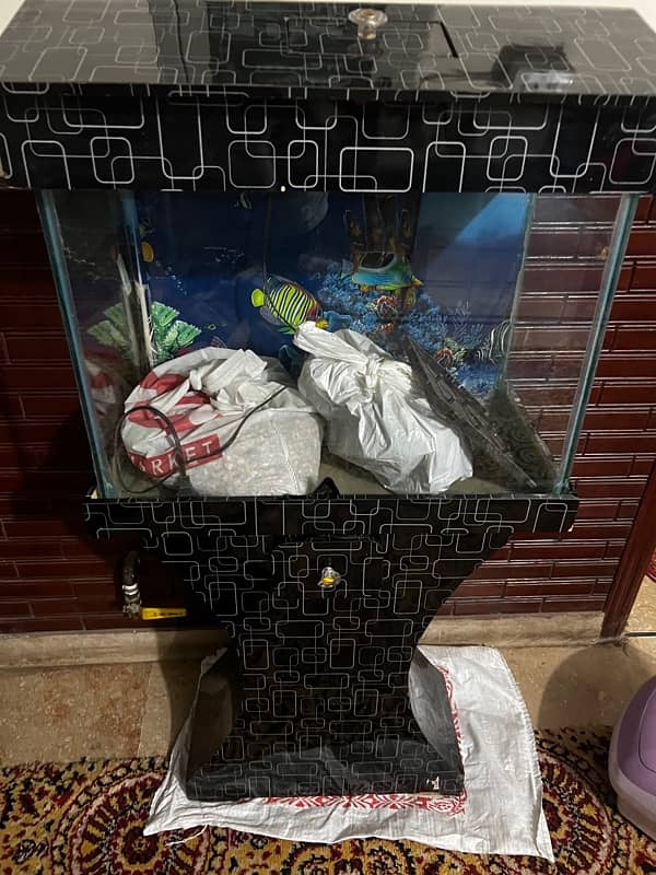 Fish Aquarium with inside decorations 2