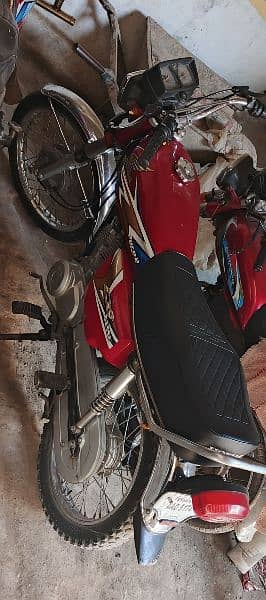 Honda 125 original condition home used bike haa engine seal koi km nhi 3