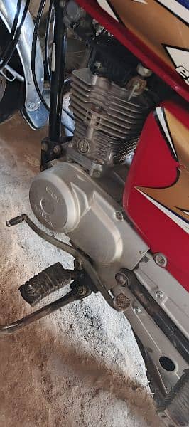 Honda 125 original condition home used bike haa engine seal koi km nhi 4