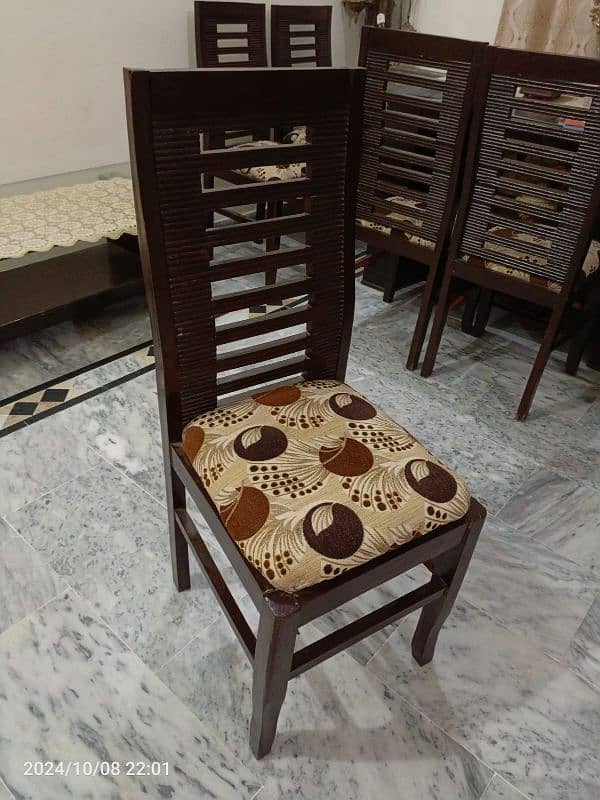 Dining table with 6 Chairs for Sale 1