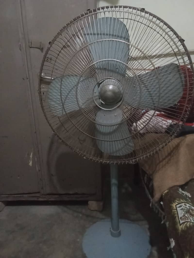 Urgent sale of pedistal fan with copper winding. 0