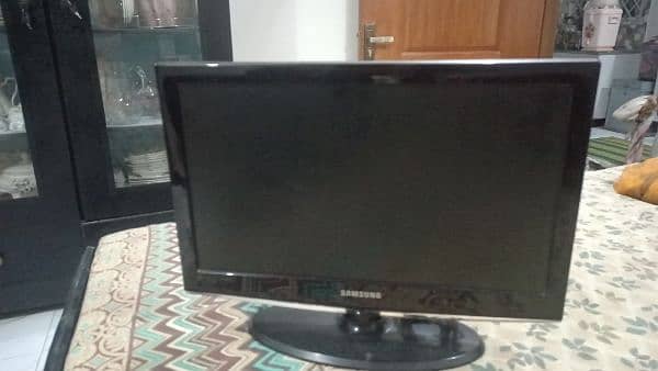 SAMSUNG Original LED TV 22 inches in good condition 1