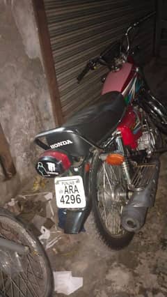 Honda 125 total geninun jst like new red colour.