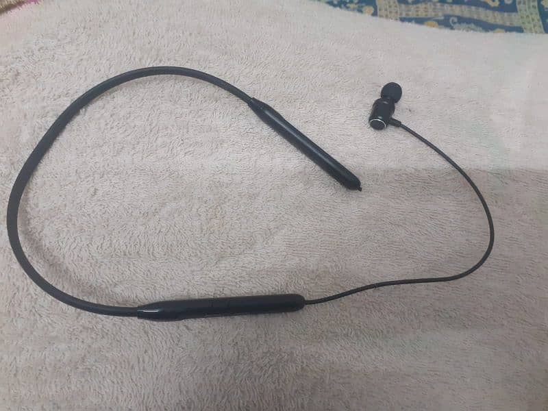 Ek Kan wala Bluetooth Hai 1