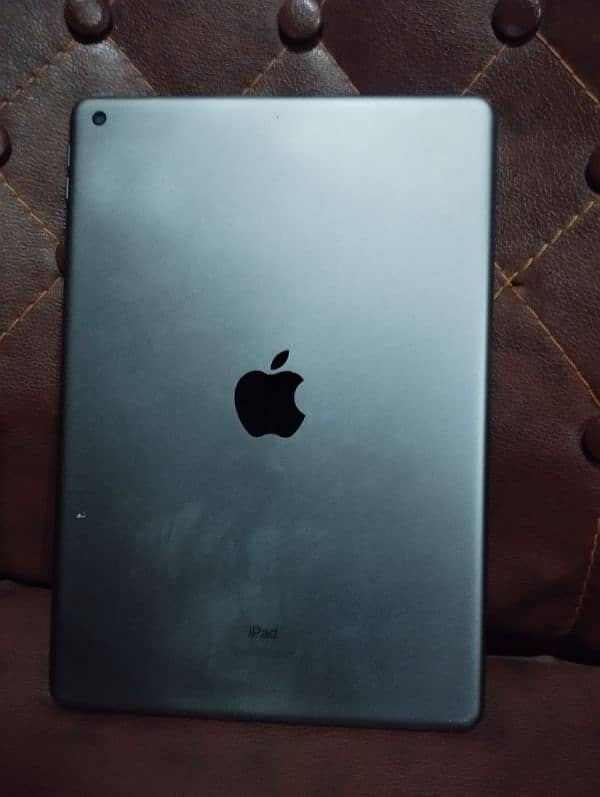 iPad 9th Gen 64 GB with B0x and charger 1