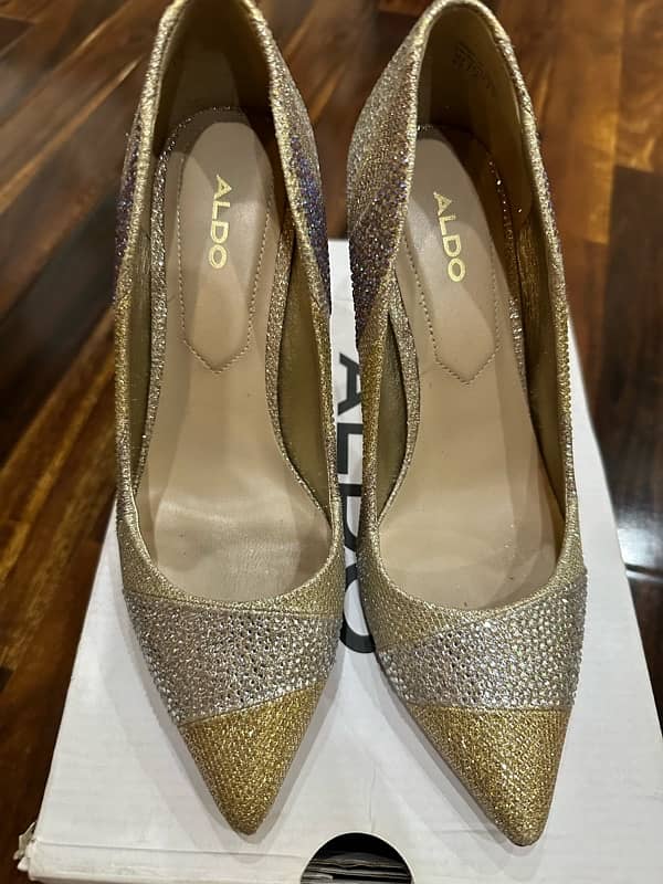 Aldo Golden heels size 7 1