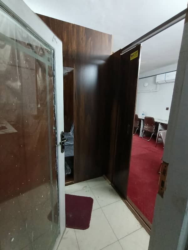 COMMERCIAL OFFICE 550 SQ FT FOR RENT IDEAL LOCATION UNIVERSITY ROAD 3