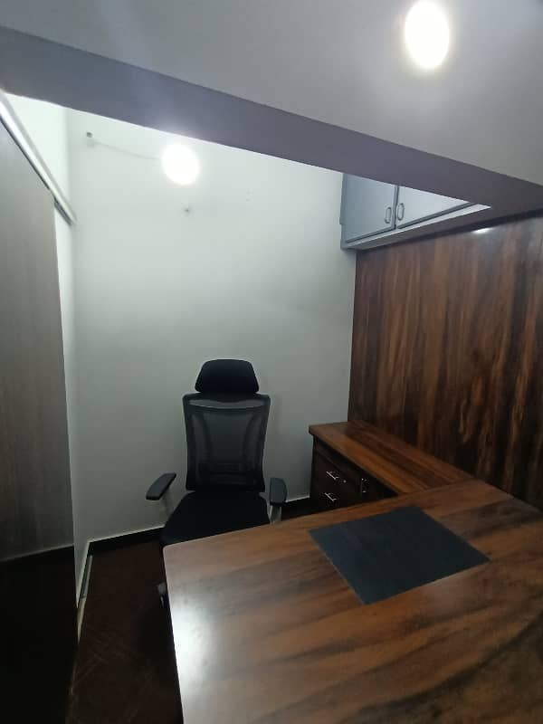 COMMERCIAL OFFICE 550 SQ FT FOR RENT IDEAL LOCATION UNIVERSITY ROAD 4