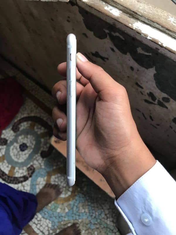 iPhone 8 (non PTA) 4