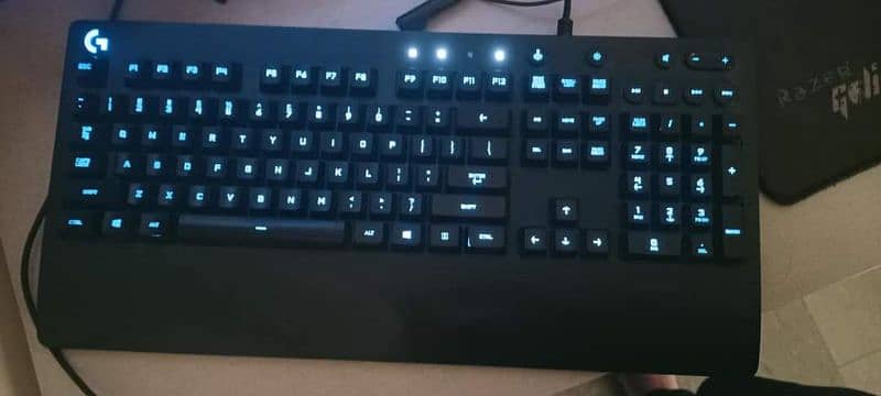 Logitech G213 1