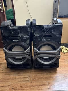 2 woofers / speakers with kenwood amplifier