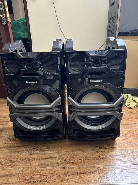 2 woofers / speakers with kenwood amplifier 0