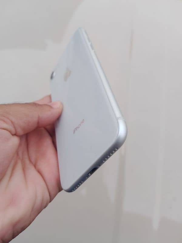 IPHONE 8 NEW HAI BAHIR SY AYA HAI ONE HAND CHAND DIN Use HUWA HAI 1