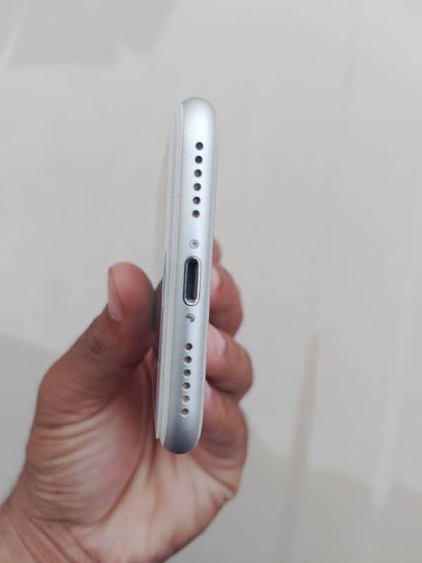 IPHONE 8 NEW HAI BAHIR SY AYA HAI ONE HAND CHAND DIN Use HUWA HAI 4