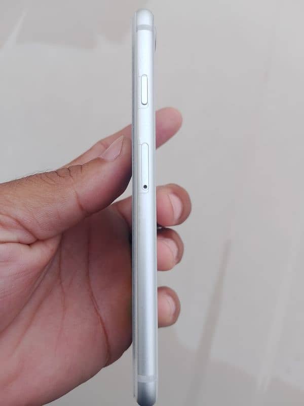 IPHONE 8 NEW HAI BAHIR SY AYA HAI ONE HAND CHAND DIN Use HUWA HAI 6