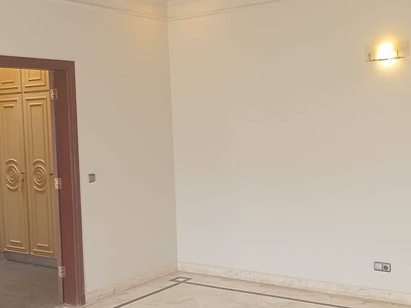 upper portion of 3 bed available for rent in ideal location. 10