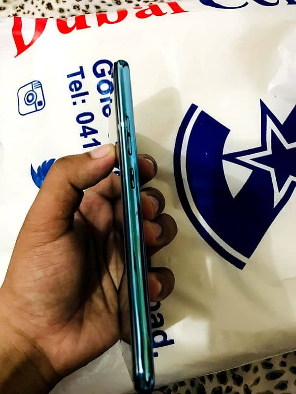 vivo s1  4gb ram. 128gb memory good condition only back  change ha 7