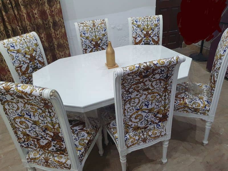 Italian design dining table with 6 chairs new condition 1