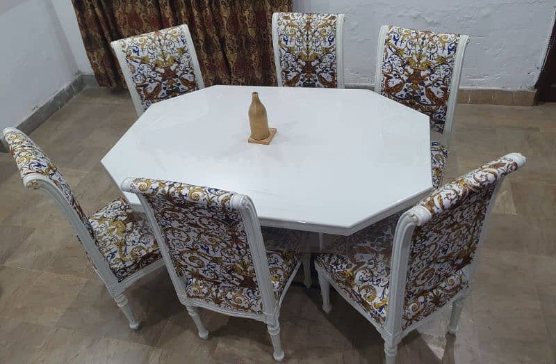 Italian design dining table with 6 chairs new condition 2